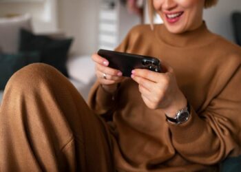 Understanding Mobile Game User Behavior Patterns Through Social Network Analysis