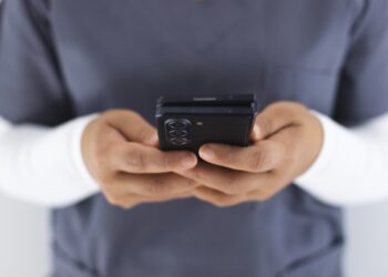 The Hidden Role of Community Structure in Mobile Game Immersion