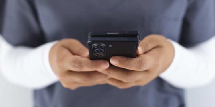 The Hidden Role of Community Structure in Mobile Game Immersion